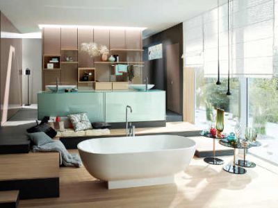  Bad ist direkt ans Schlafzimmer angegliedert und besticht durch schickes und funktionales Design. VDM/Burgbad
